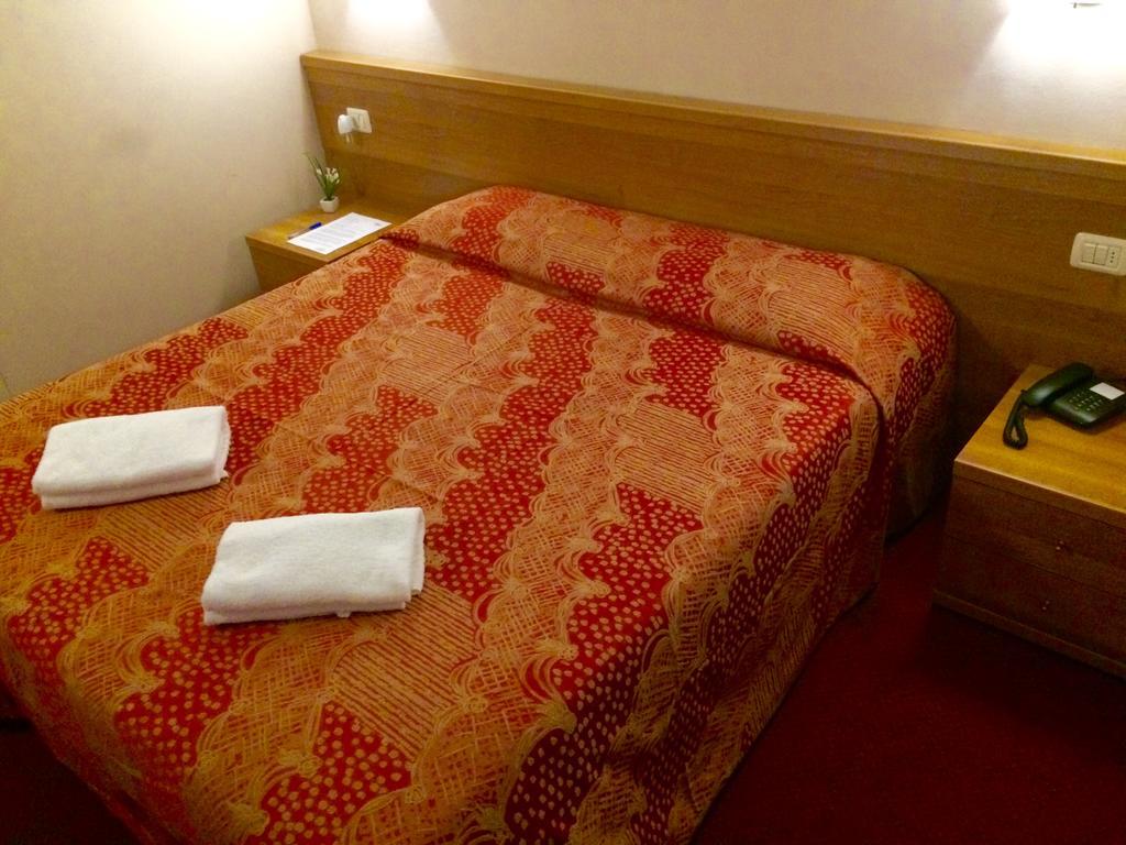 Royal Hotel Milan Room photo